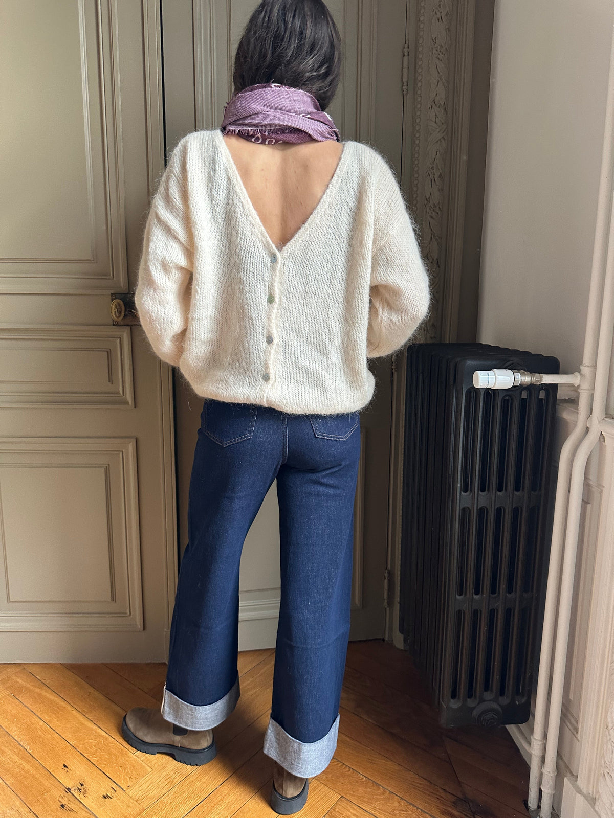 Women's V-neck knitted cardigan with long sleeves and button front