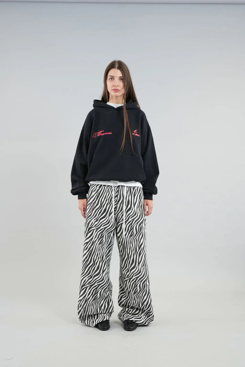 Women's hooded sweatshirt with long sleeves, kangaroo pocket and chest graphics