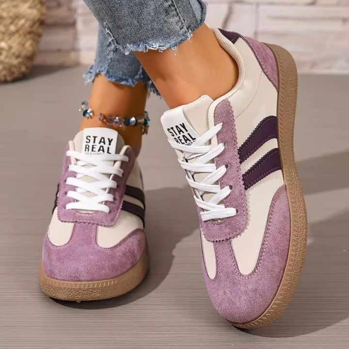 Women's low-top striped lace-up trainers with round toes and flat textured soles