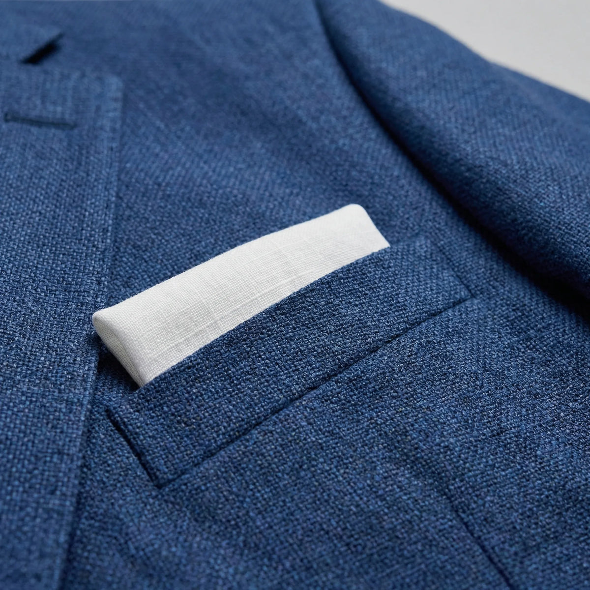 Men's single-breasted blazer with notch lapels and long sleeves