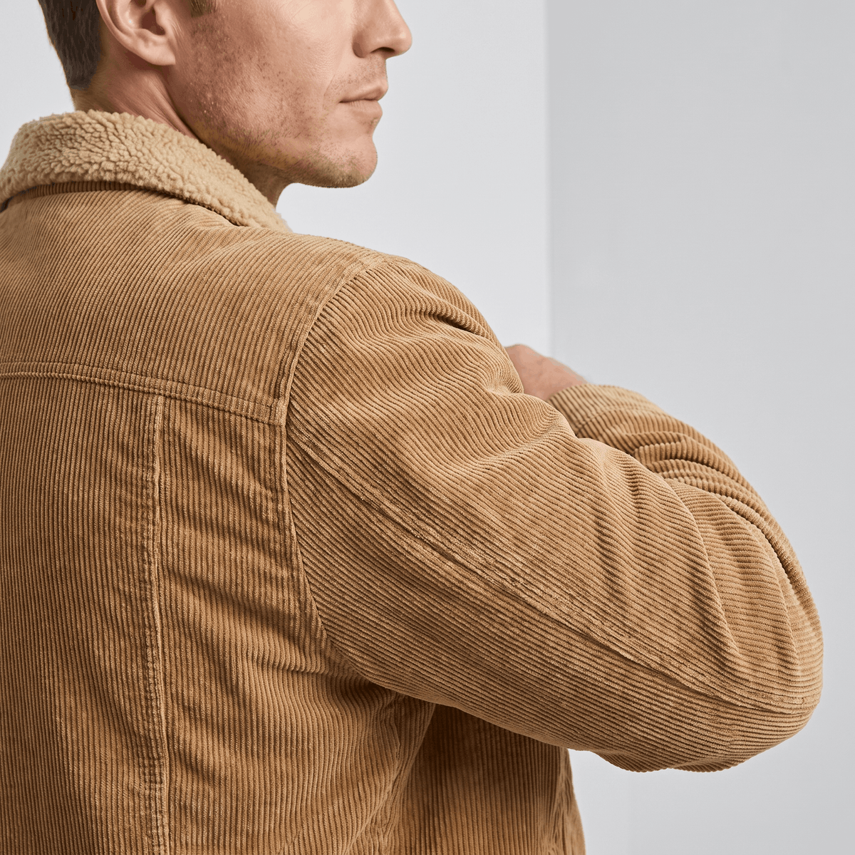 Men's corduroy jacket with sherpa-lined collar, long sleeves and buttoned pockets
