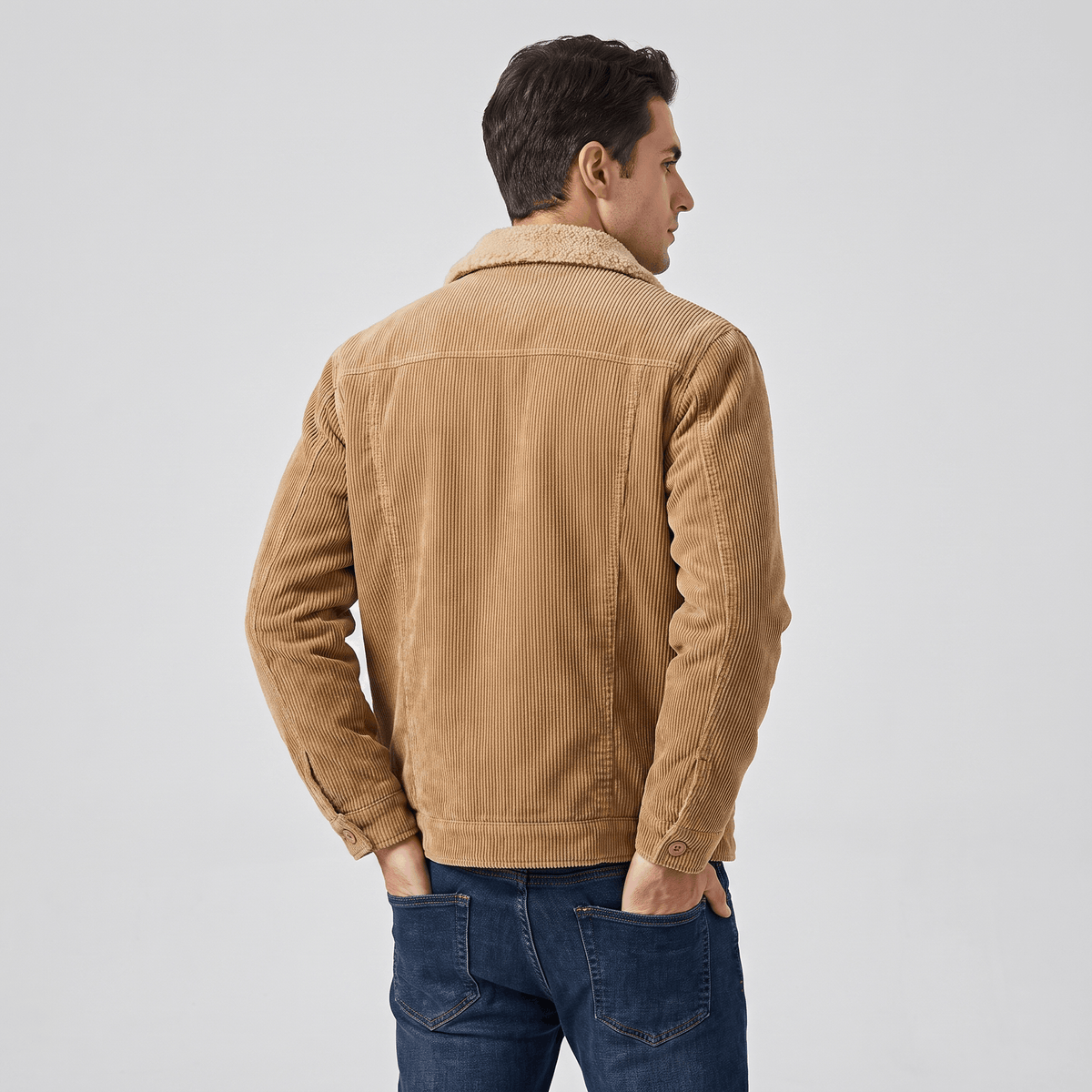 Men's corduroy jacket with sherpa-lined collar, long sleeves and buttoned pockets