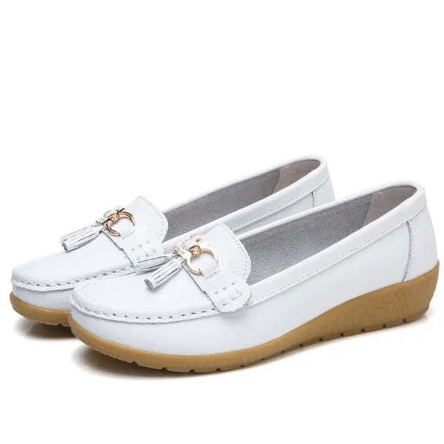 Women's slip-on loafers with tassels, metal ornaments and flat gum-coloured soles