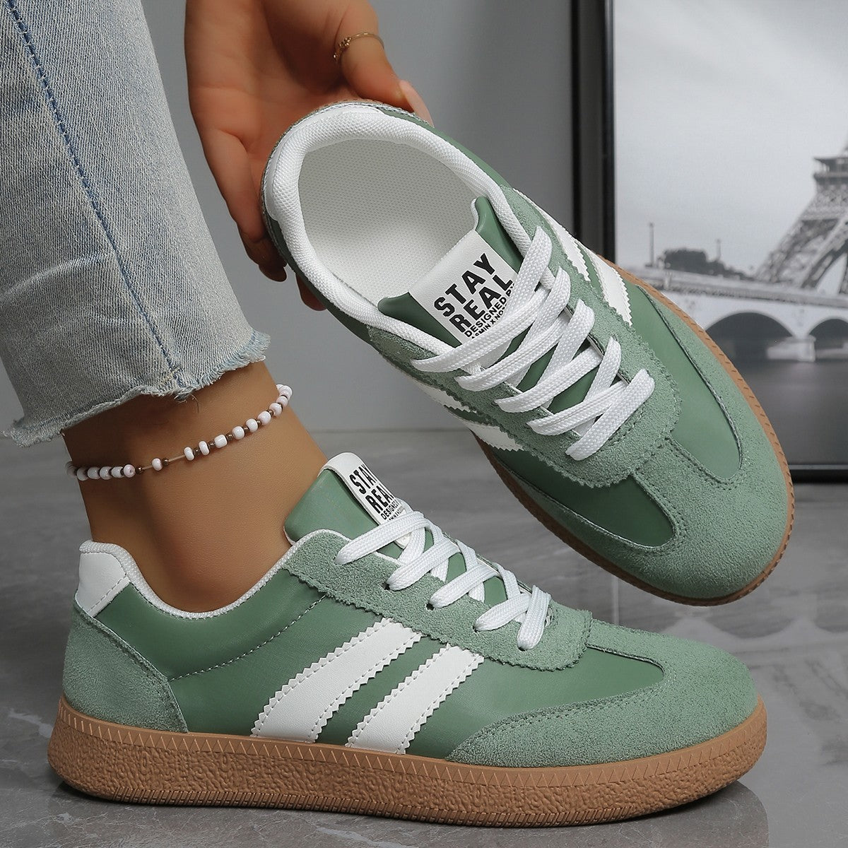 Women's low-top striped lace-up trainers with round toes and flat textured soles