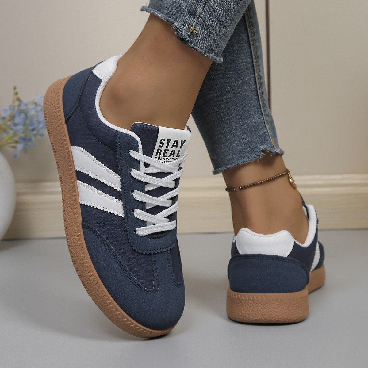 Women's low-top striped lace-up trainers with round toes and flat textured soles