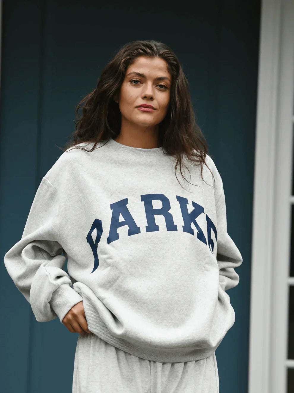 Women's oversized sweatshirt with contrasting chest lettering and long sleeves