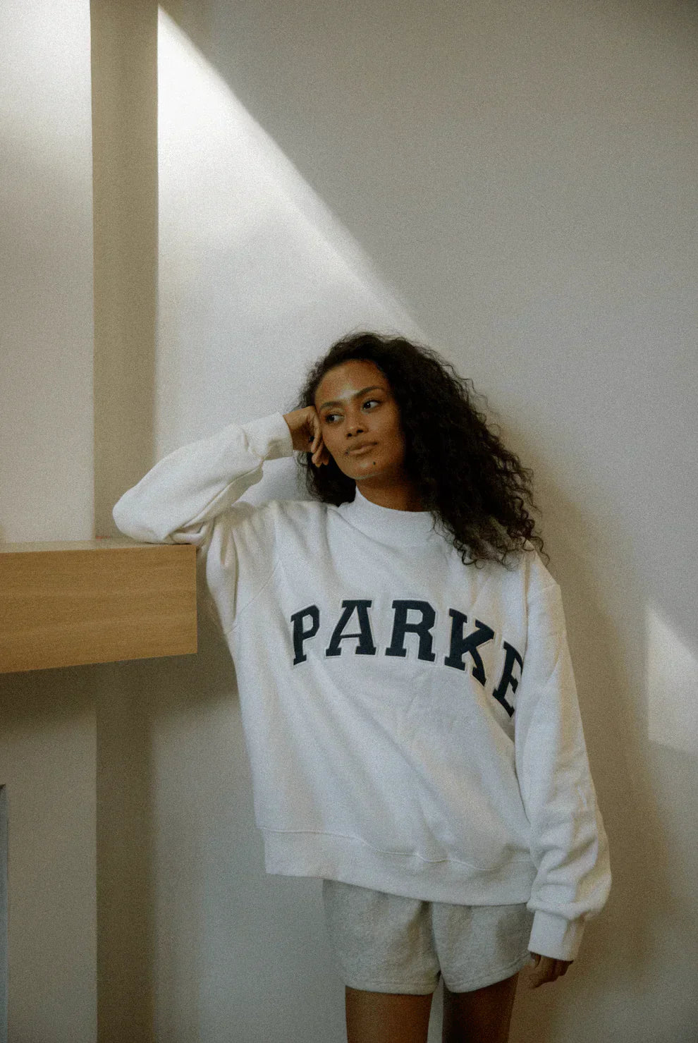 Women's oversized sweatshirt with contrasting chest lettering and long sleeves