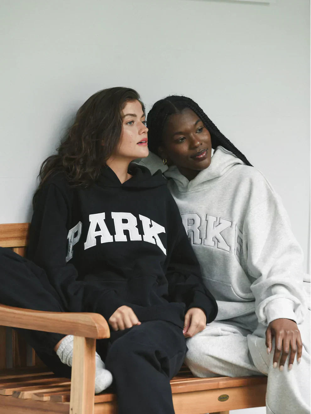 Women's oversized sweatshirt with contrasting chest lettering and long sleeves