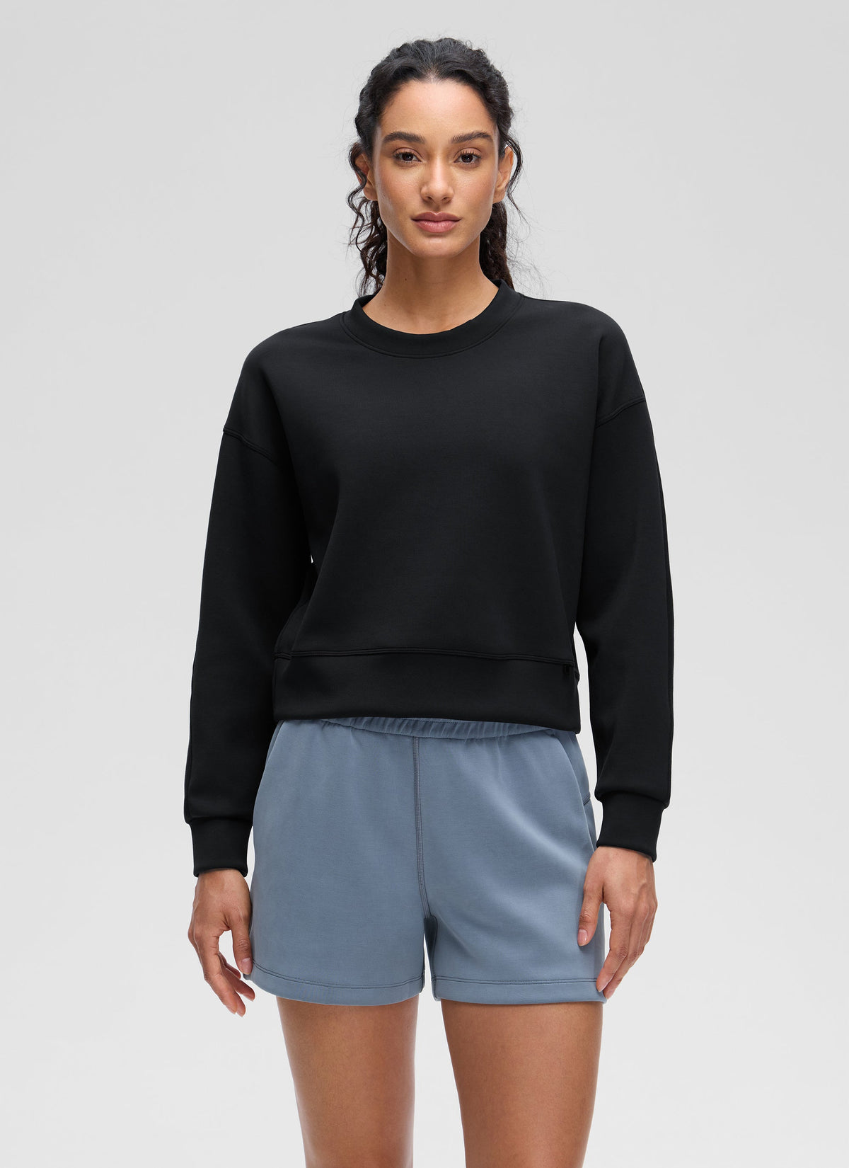 Women's plain crewneck sweatshirt with long sleeves and relaxed fit