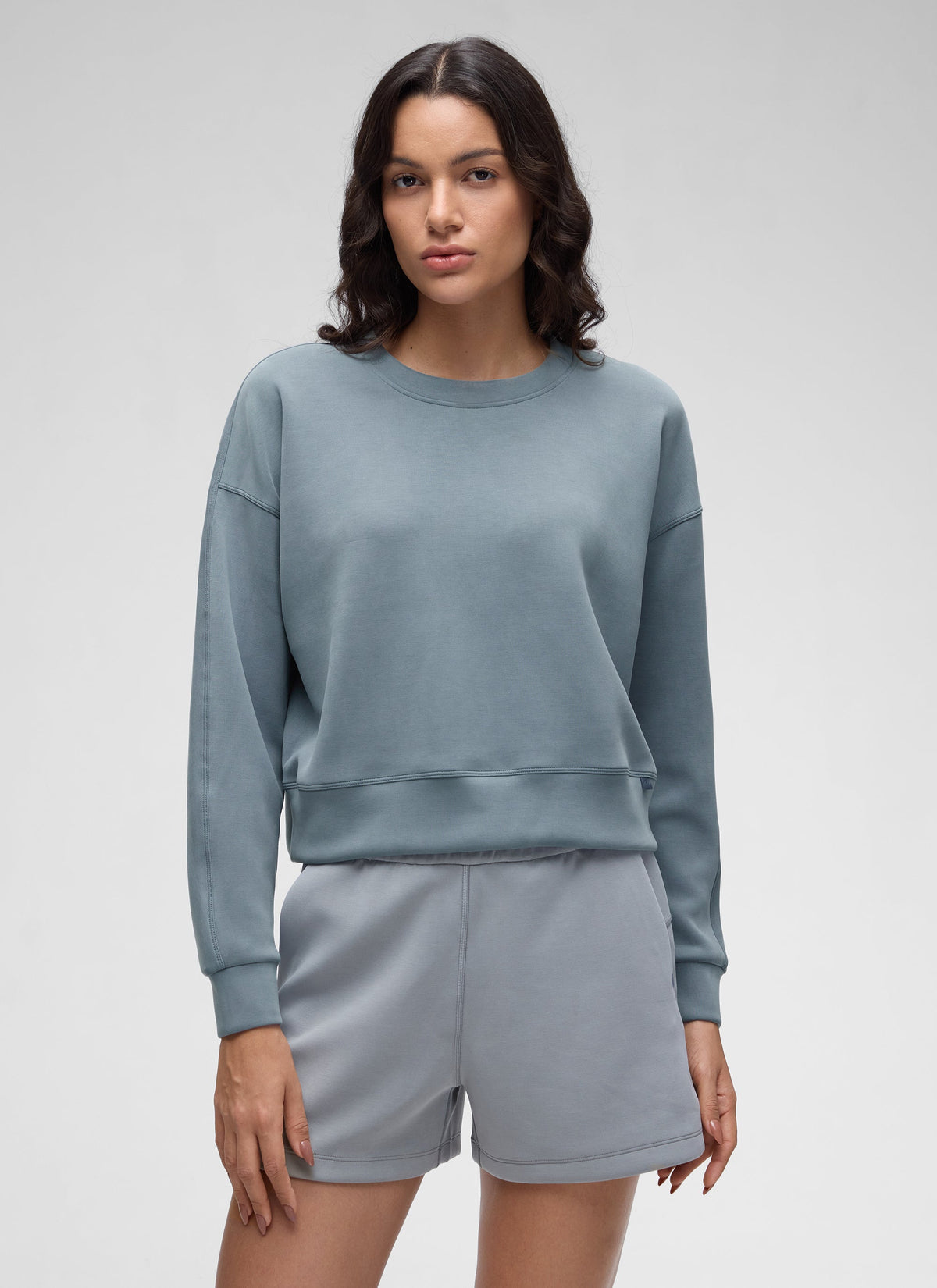 Women's plain crewneck sweatshirt with long sleeves and relaxed fit