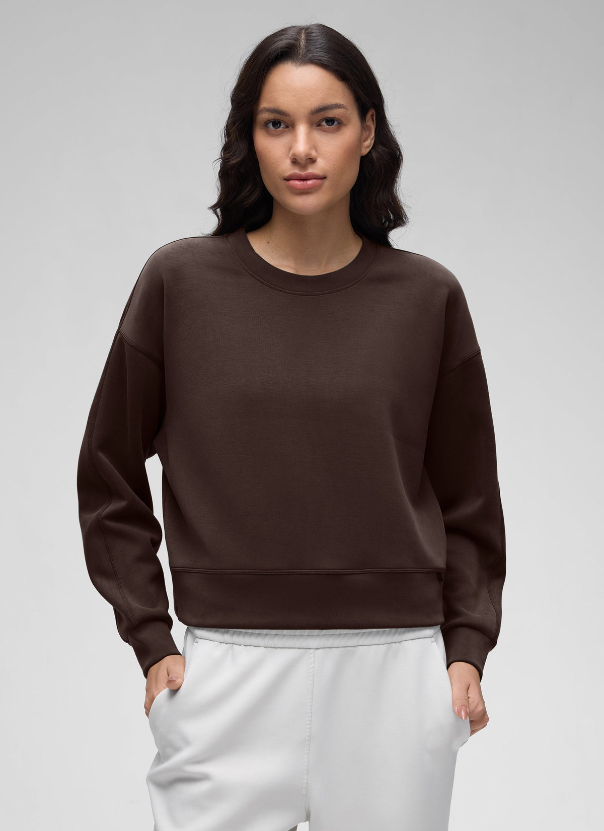 Women's plain crewneck sweatshirt with long sleeves and relaxed fit