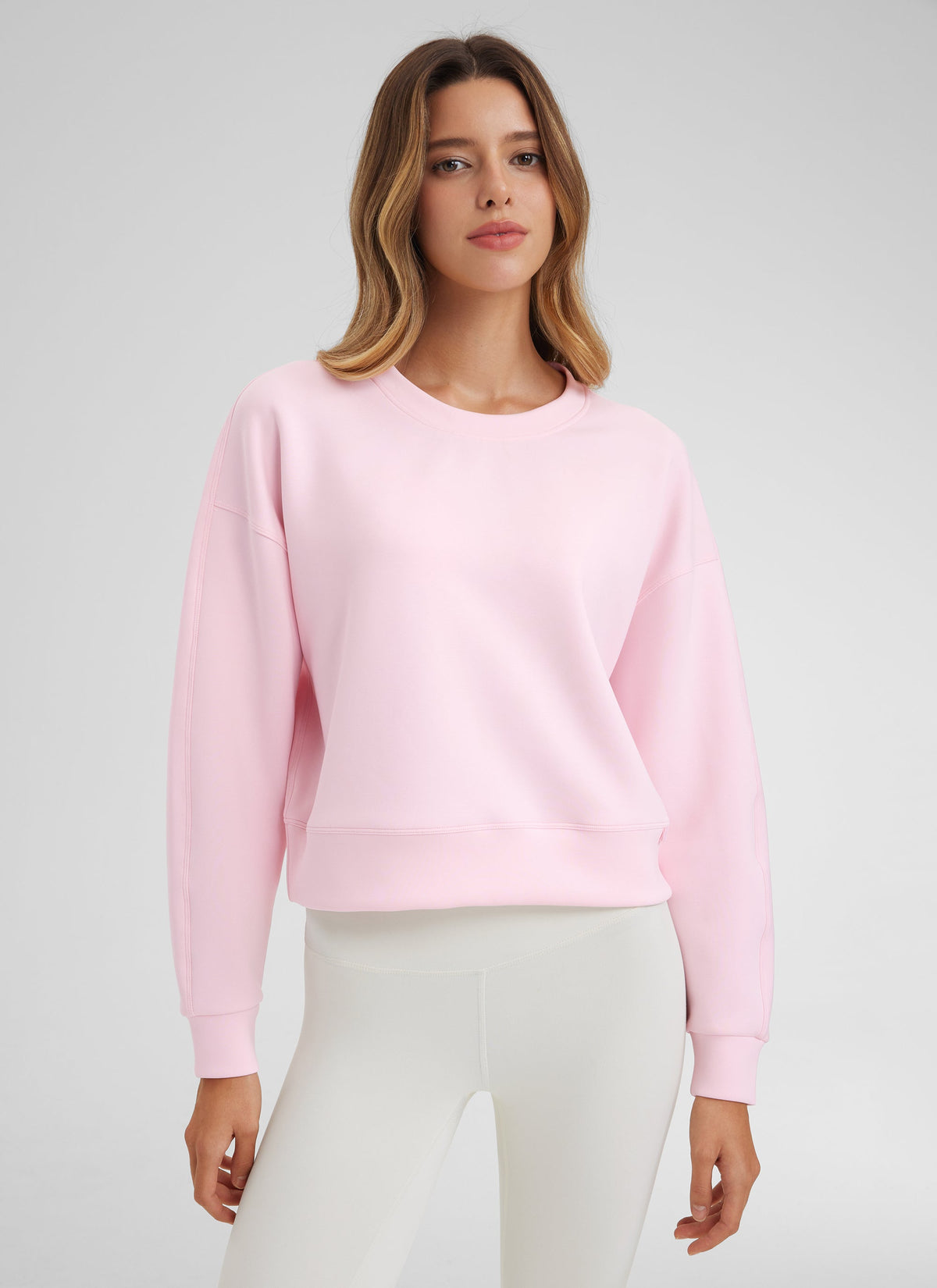Women's plain crewneck sweatshirt with long sleeves and relaxed fit