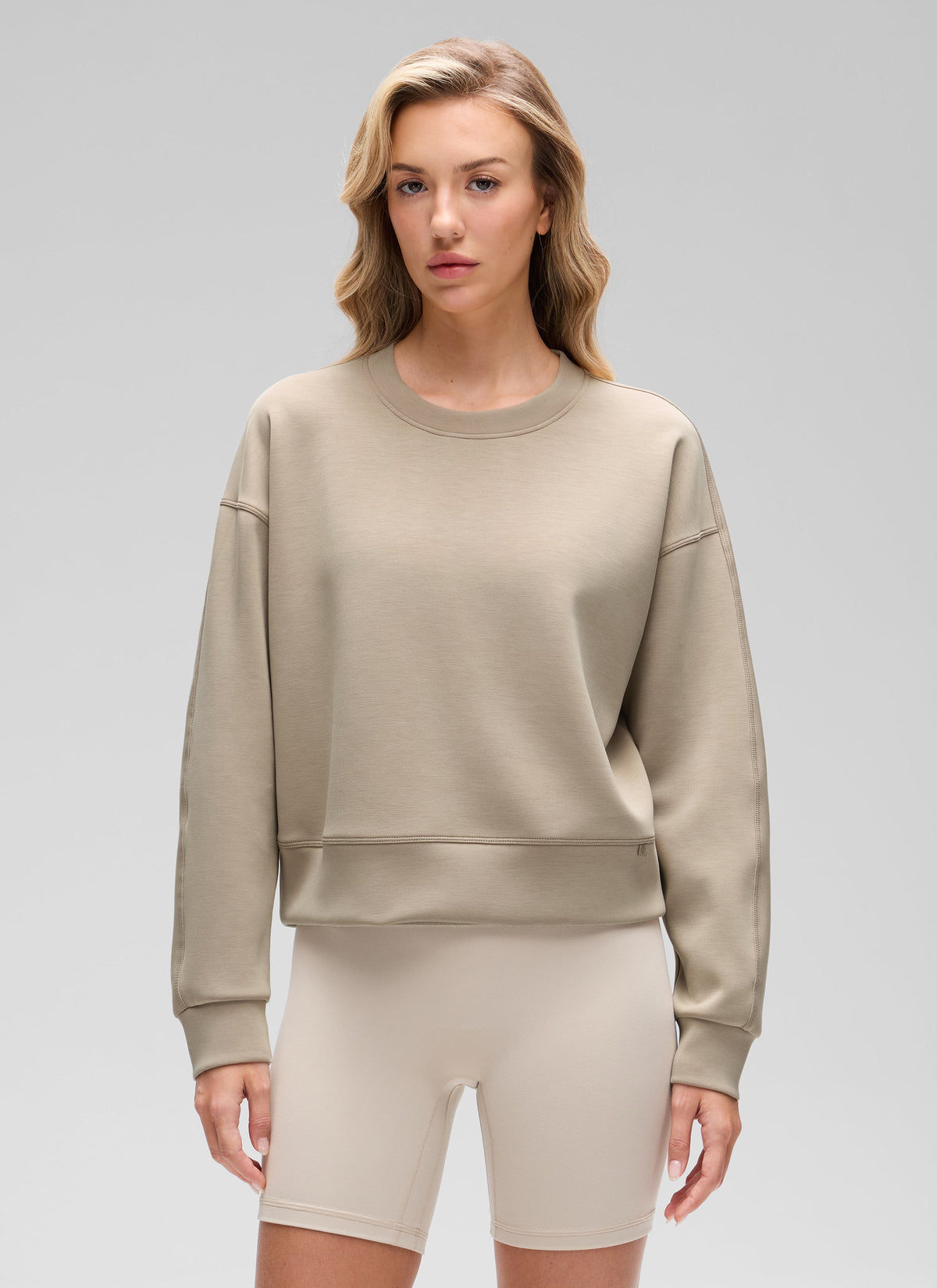 Women's plain crewneck sweatshirt with long sleeves and relaxed fit