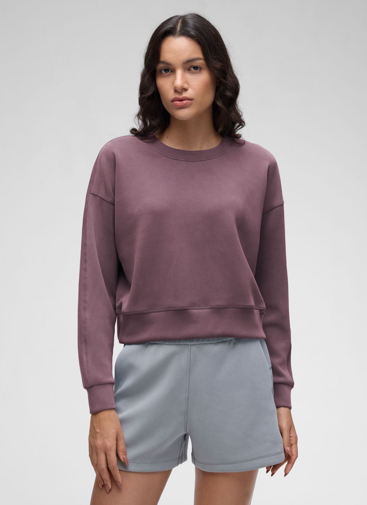 Women's plain crewneck sweatshirt with long sleeves and relaxed fit