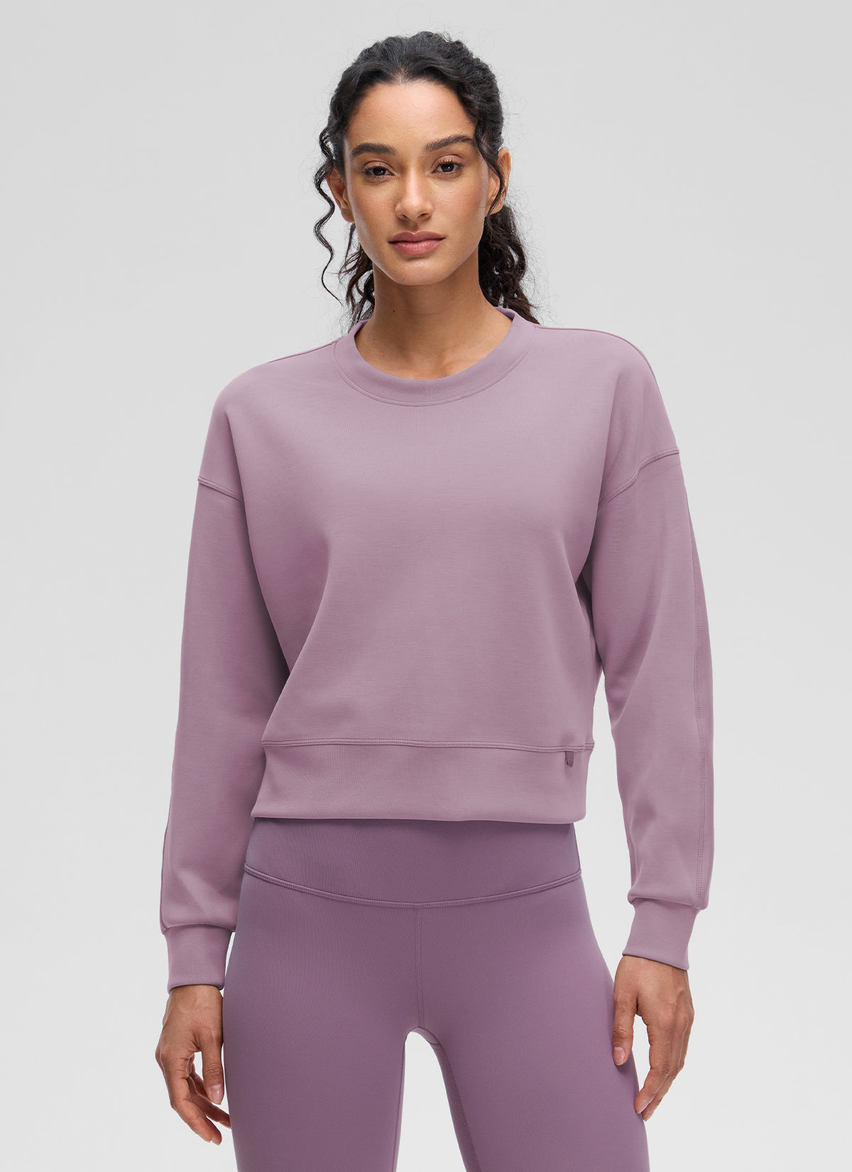 Women's plain crewneck sweatshirt with long sleeves and relaxed fit
