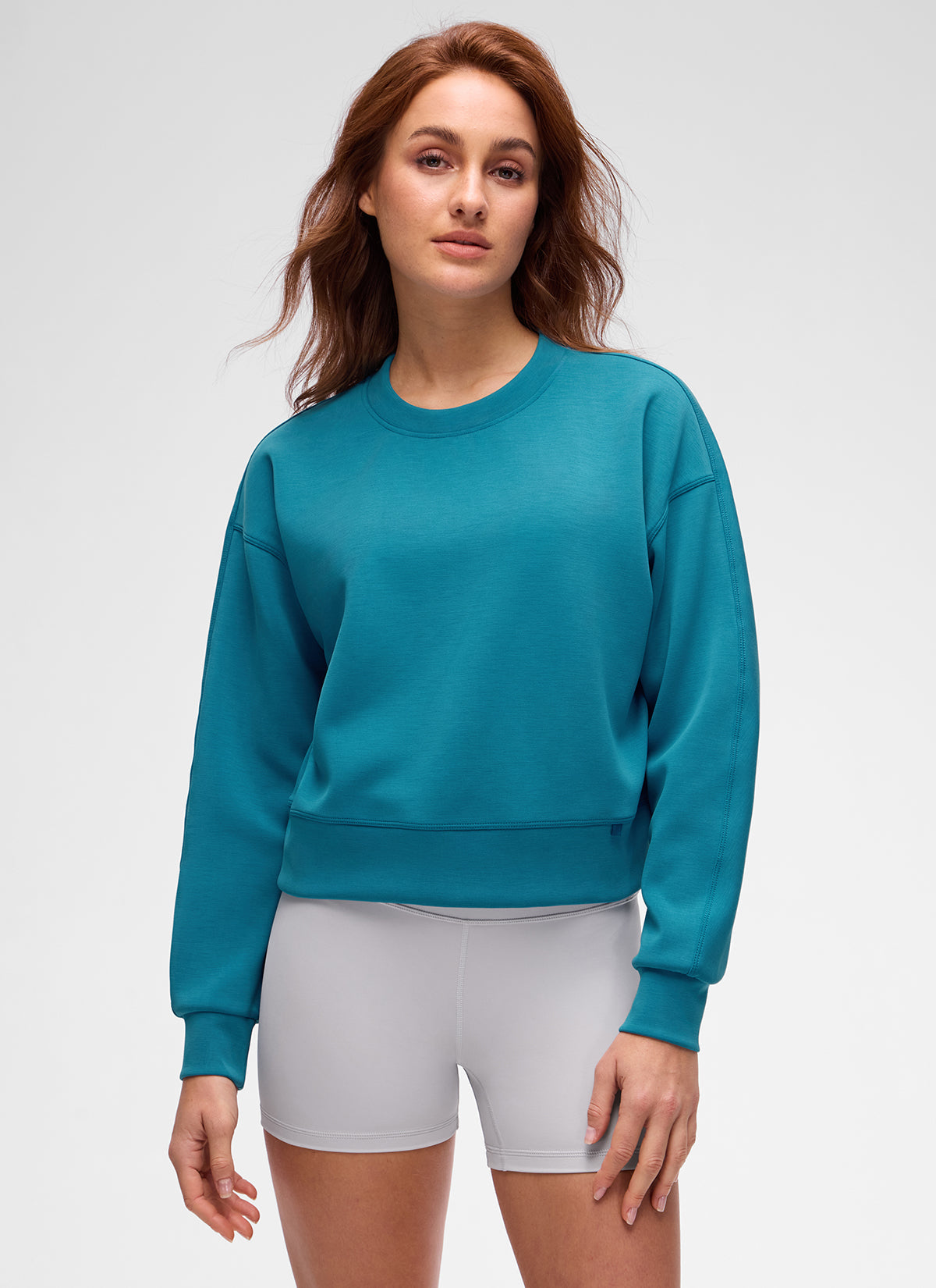 Women's plain crewneck sweatshirt with long sleeves and relaxed fit