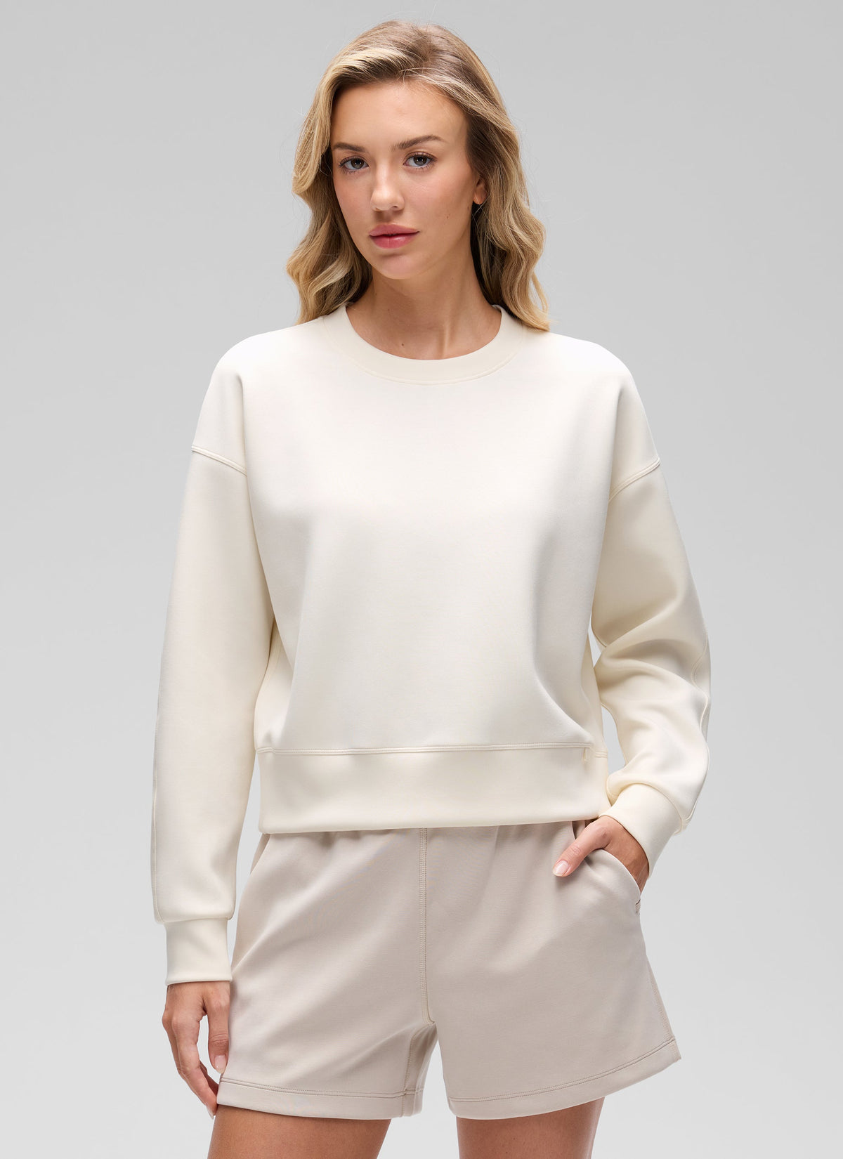 Women's plain crewneck sweatshirt with long sleeves and relaxed fit