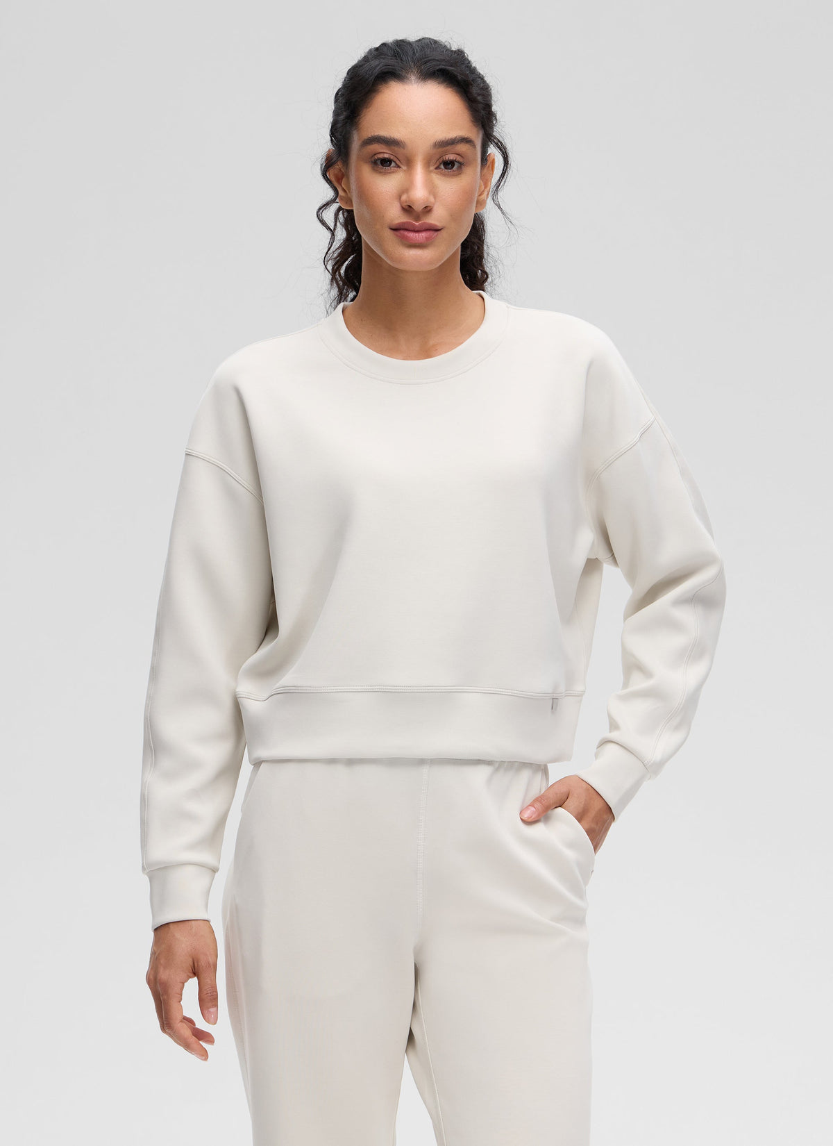 Women's plain crewneck sweatshirt with long sleeves and relaxed fit