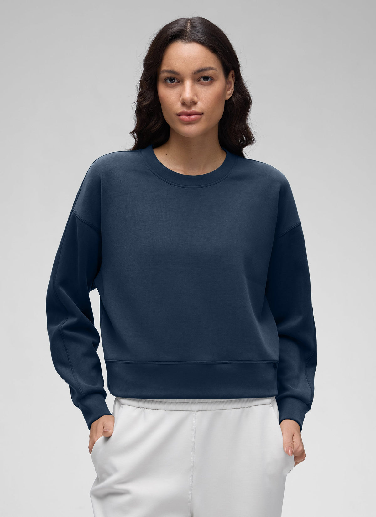 Women's plain crewneck sweatshirt with long sleeves and relaxed fit