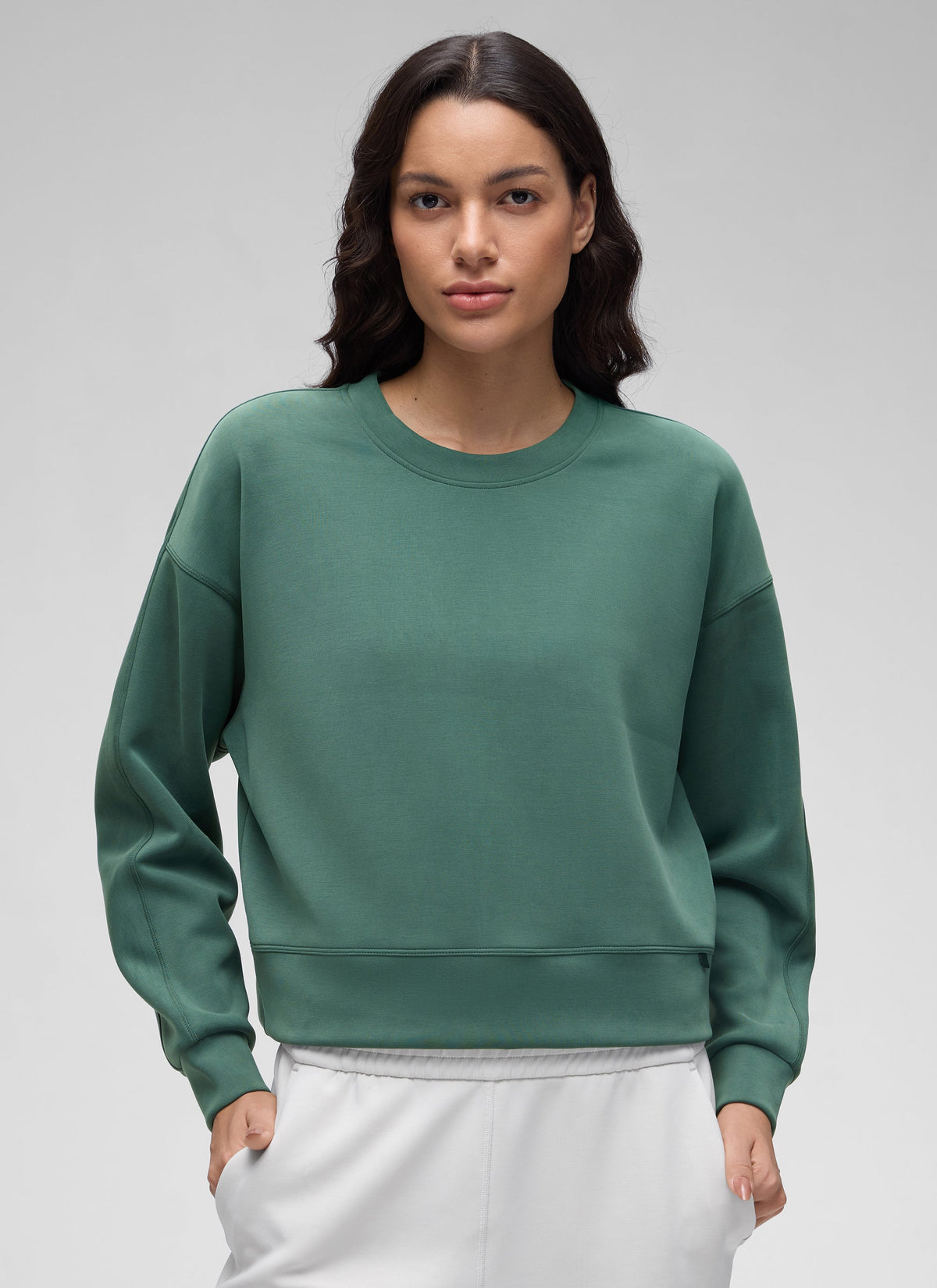 Women's plain crewneck sweatshirt with long sleeves and relaxed fit