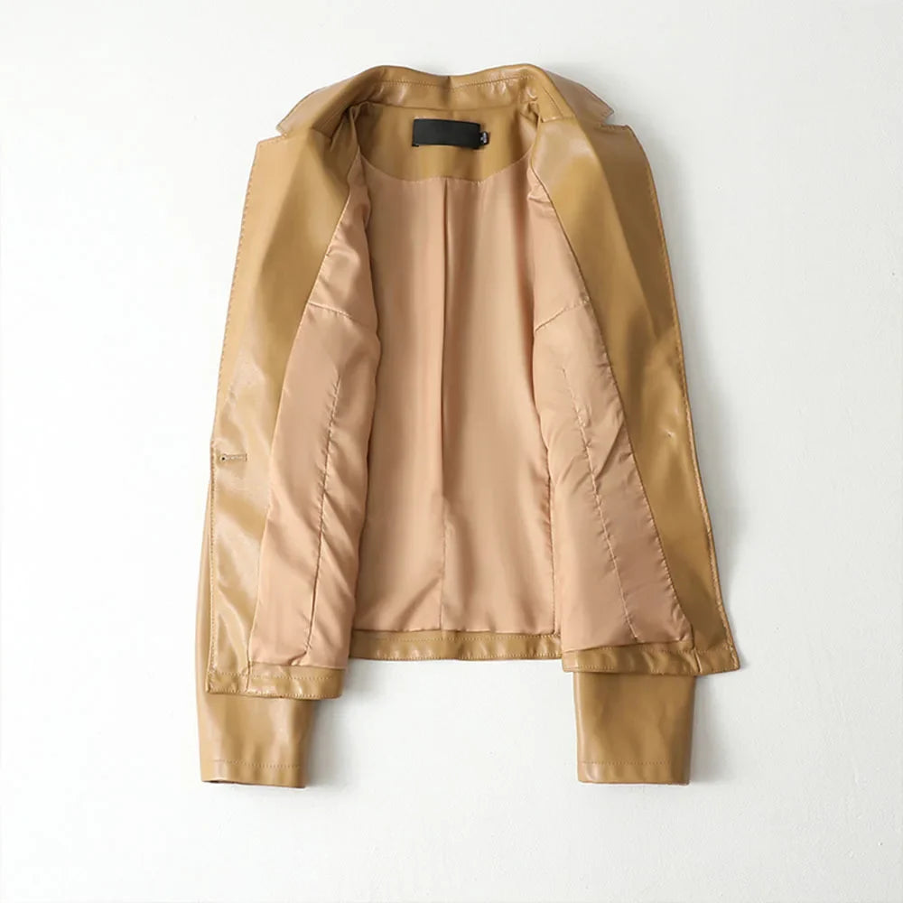 Women's tailored blazer with notched lapels, long sleeves and welt pockets