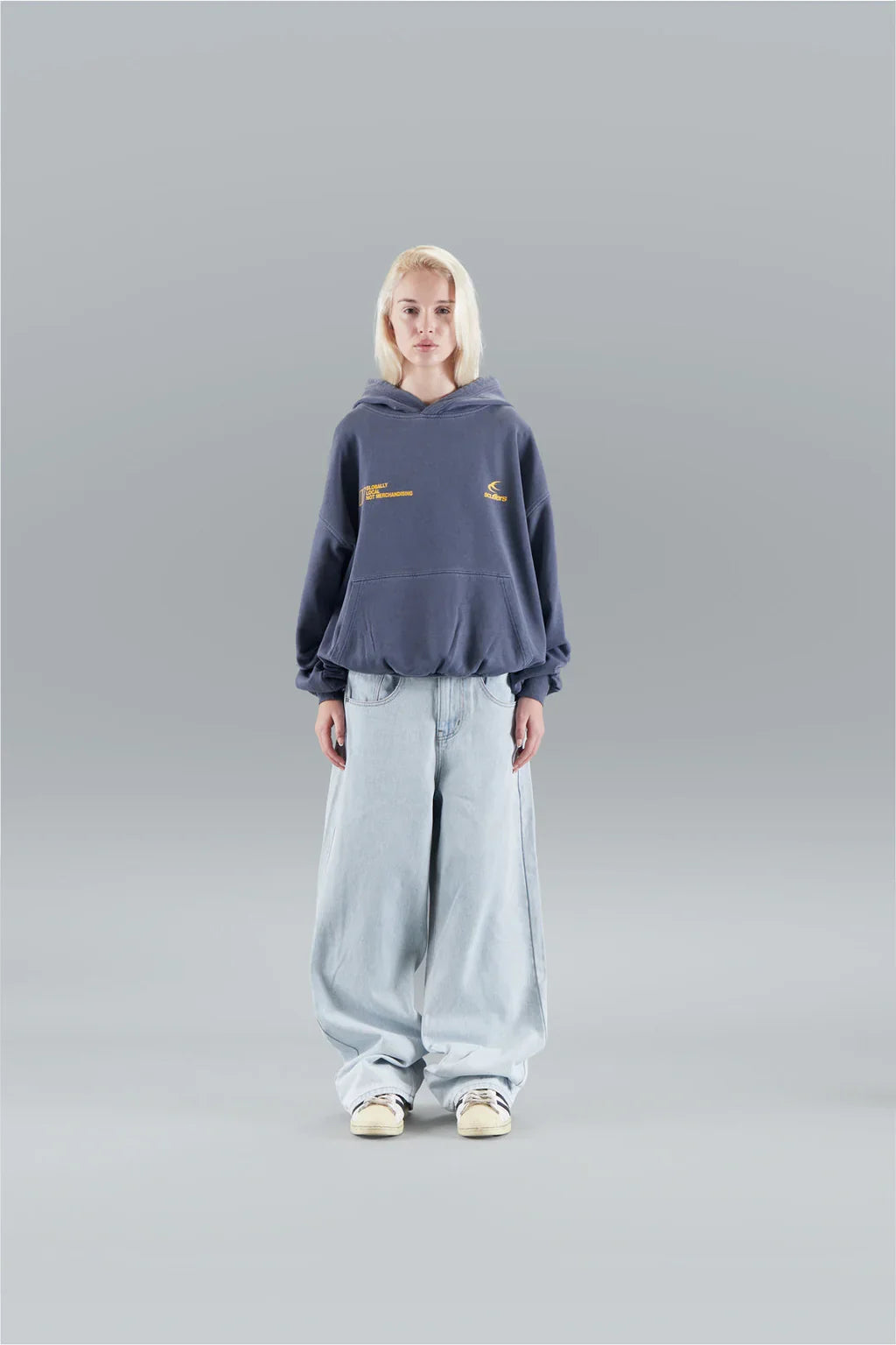Women's hooded sweatshirt with long sleeves, kangaroo pocket and chest graphics