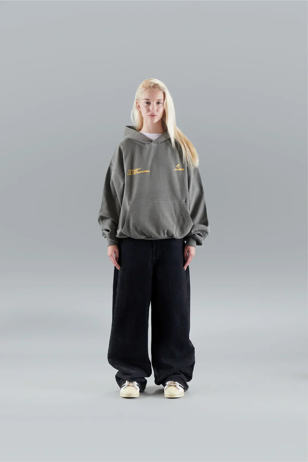 Women's hooded sweatshirt with long sleeves, kangaroo pocket and chest graphics