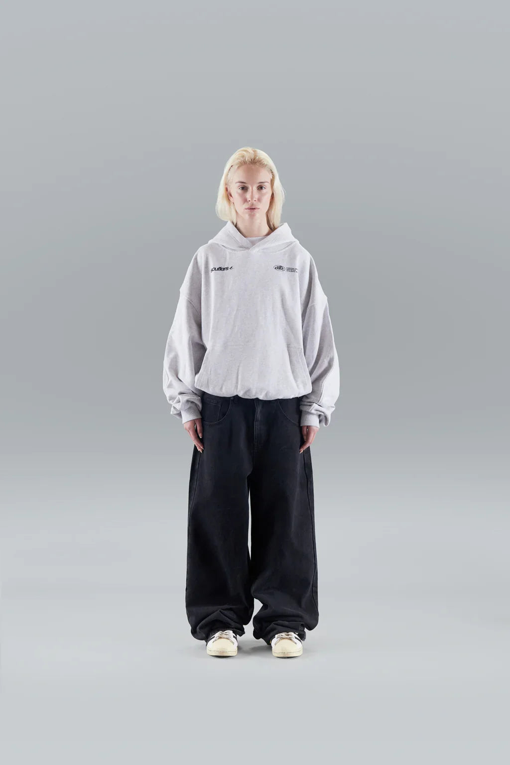 Women's cropped hooded hoodie with long sleeves and front pouch pocket