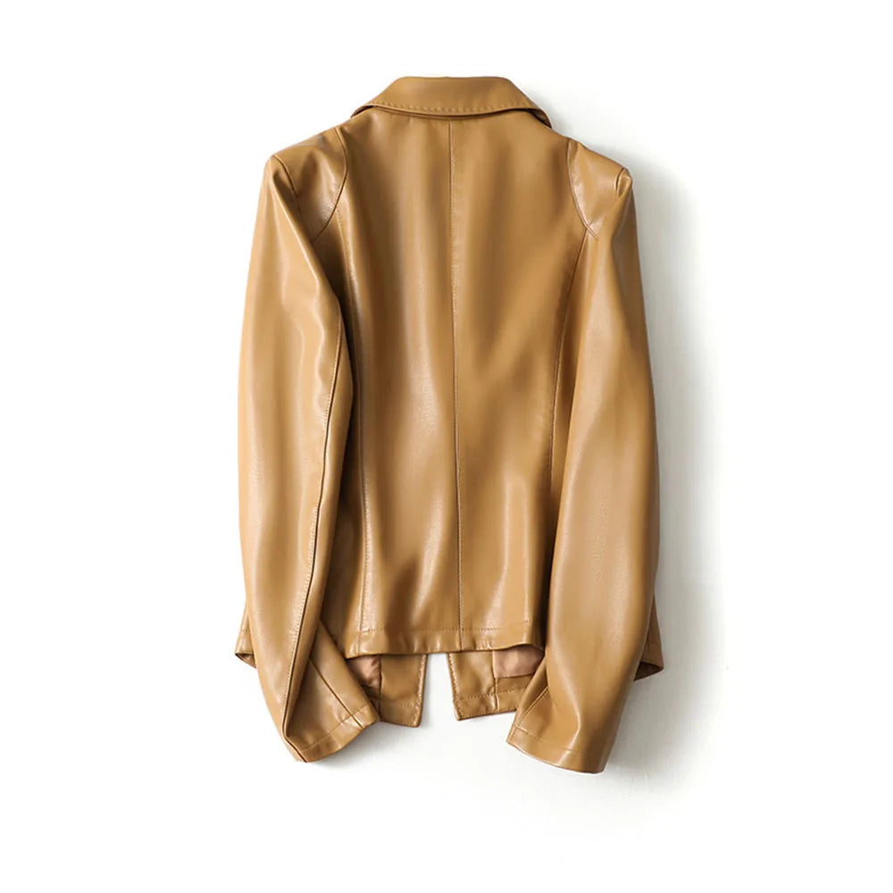 Women's tailored blazer with notched lapels, long sleeves and welt pockets