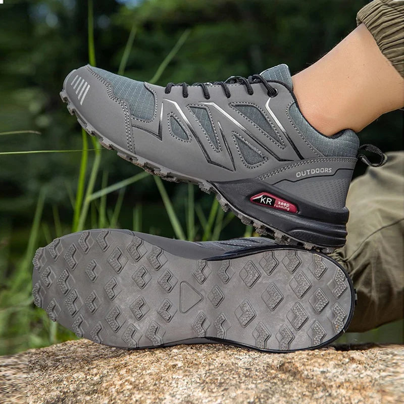 Men's low-profile hiking shoes with lace-up fastening and textured outdoor sole