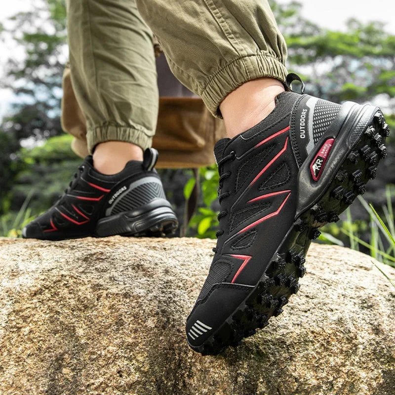 Men's low-profile hiking shoes with lace-up fastening and textured outdoor sole