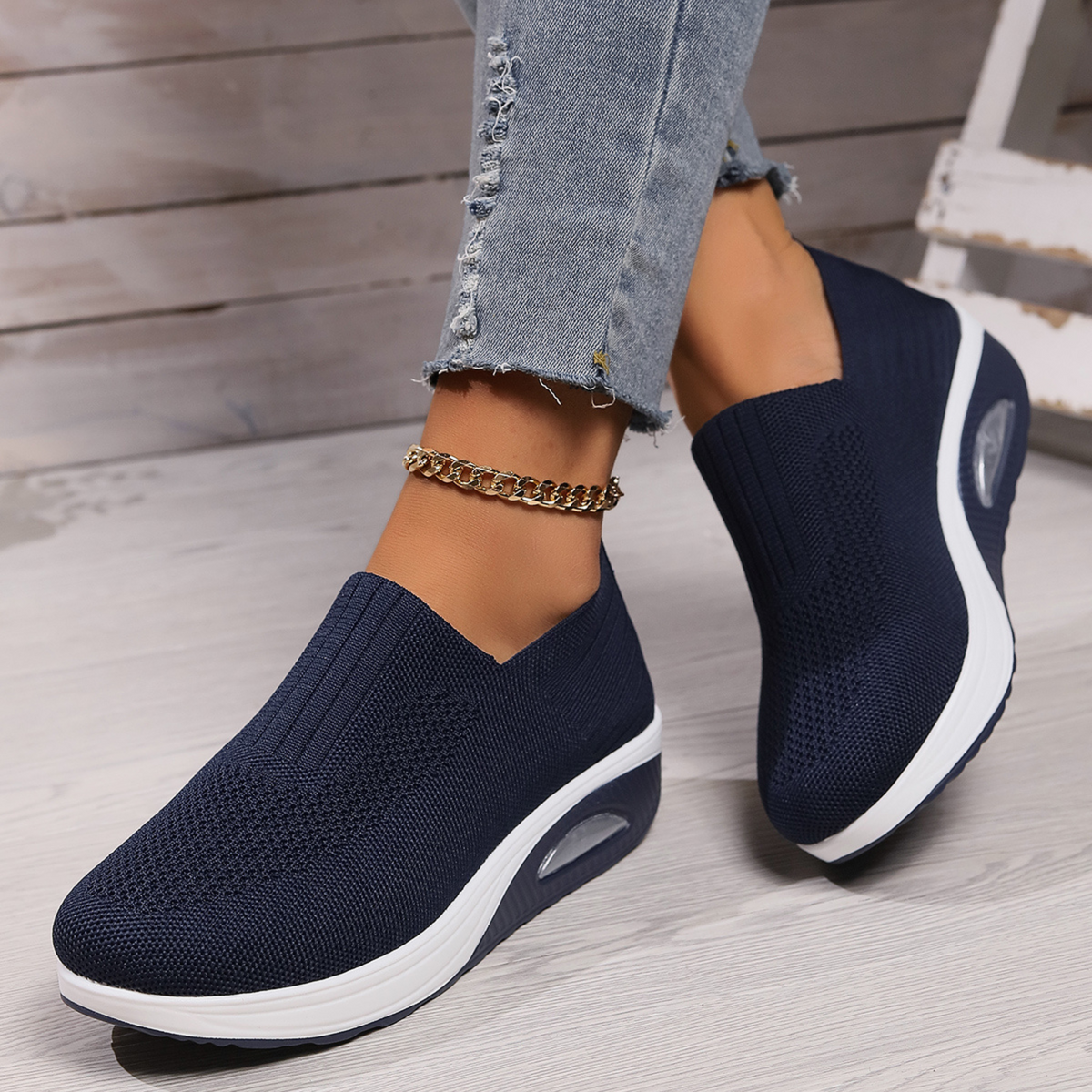 Women's plain slip-on trainers with round toes and raised soles