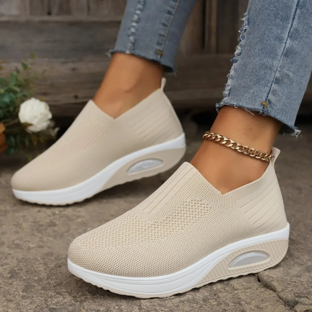 Women's plain slip-on trainers with round toes and raised soles