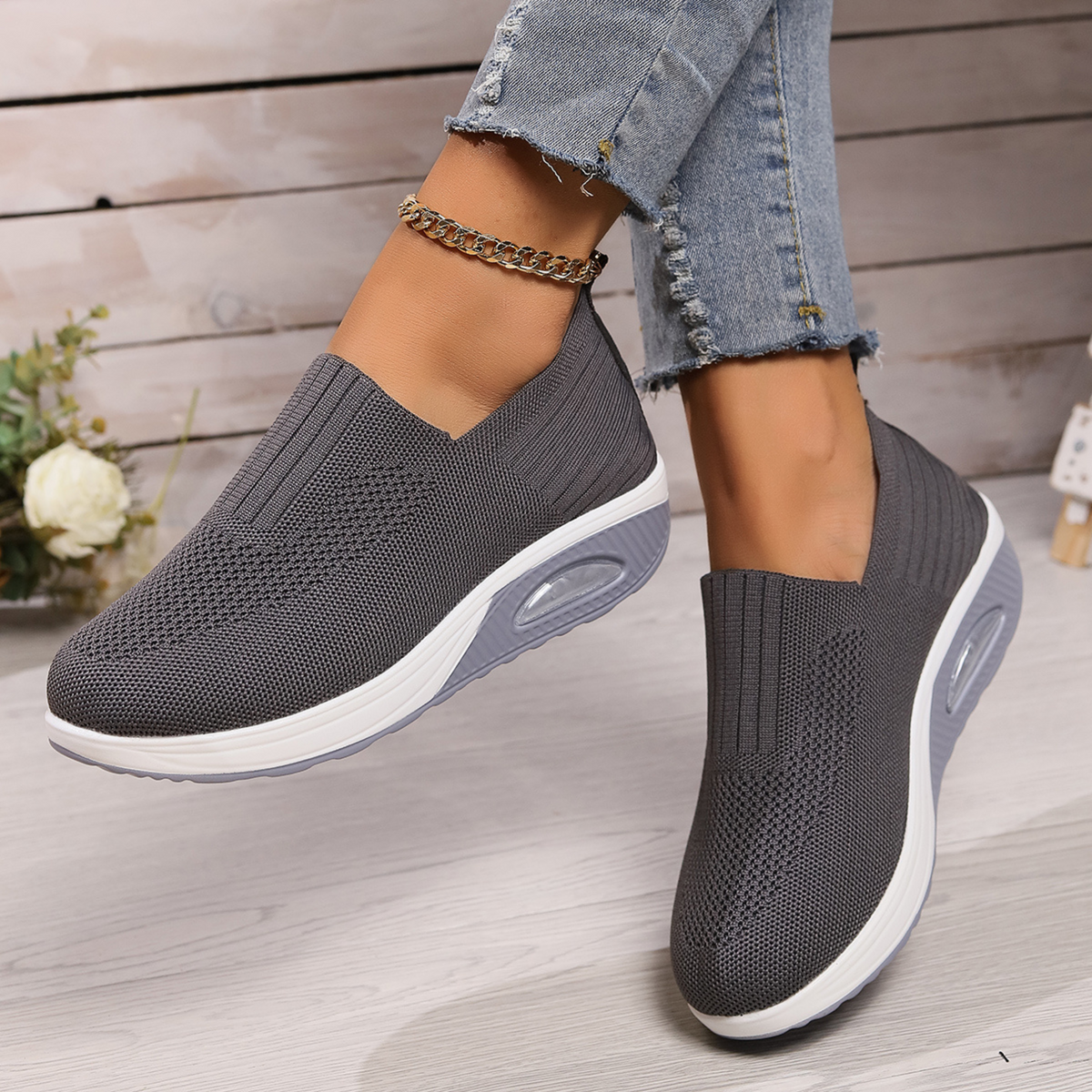 Women's plain slip-on trainers with round toes and raised soles