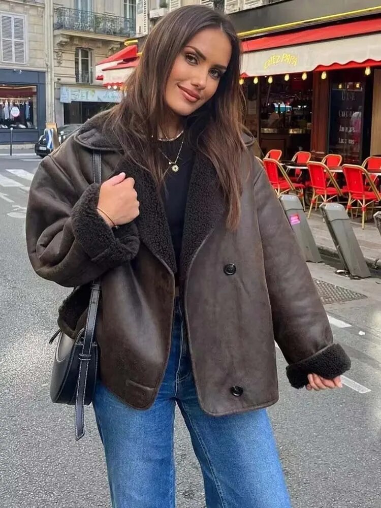 Women's oversized jacket with wide shearling-style collar, long sleeves and front buttons