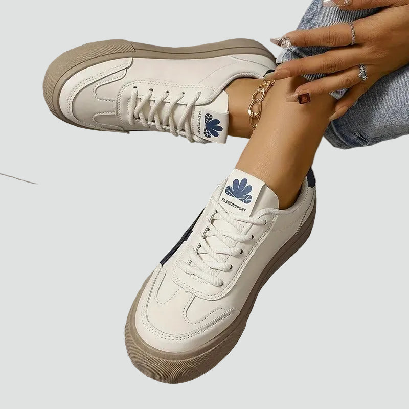 Women's retro lace-up trainers with geometric side stripes and flat soles