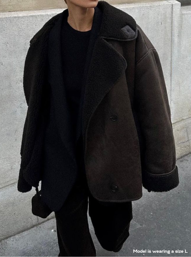 Women's oversized jacket with wide shearling-style collar, long sleeves and front buttons