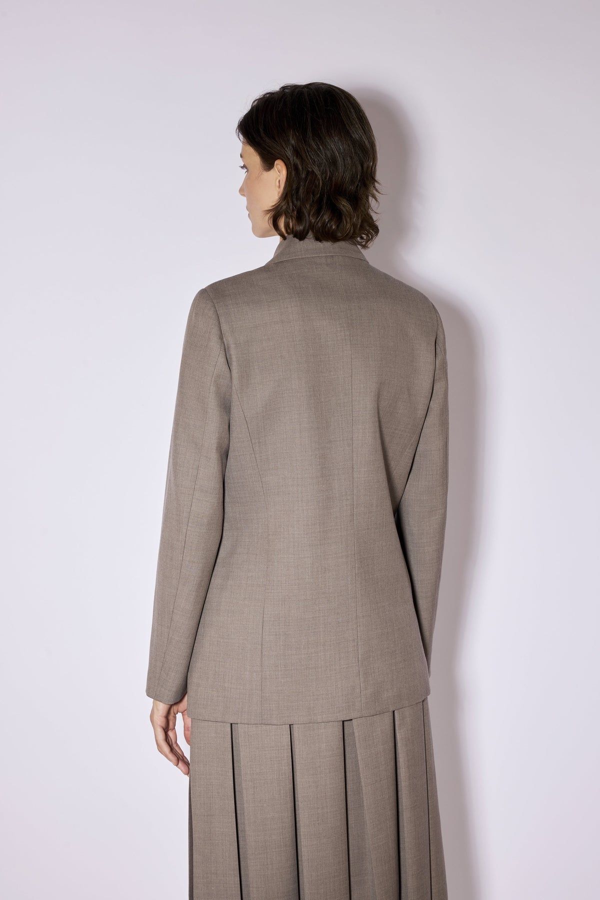Women's brown tailored blazer with notched lapels and long sleeves