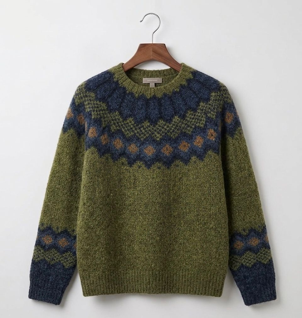 Green knitted jumper with a Nordic geometric pattern, crew neck and long sleeves