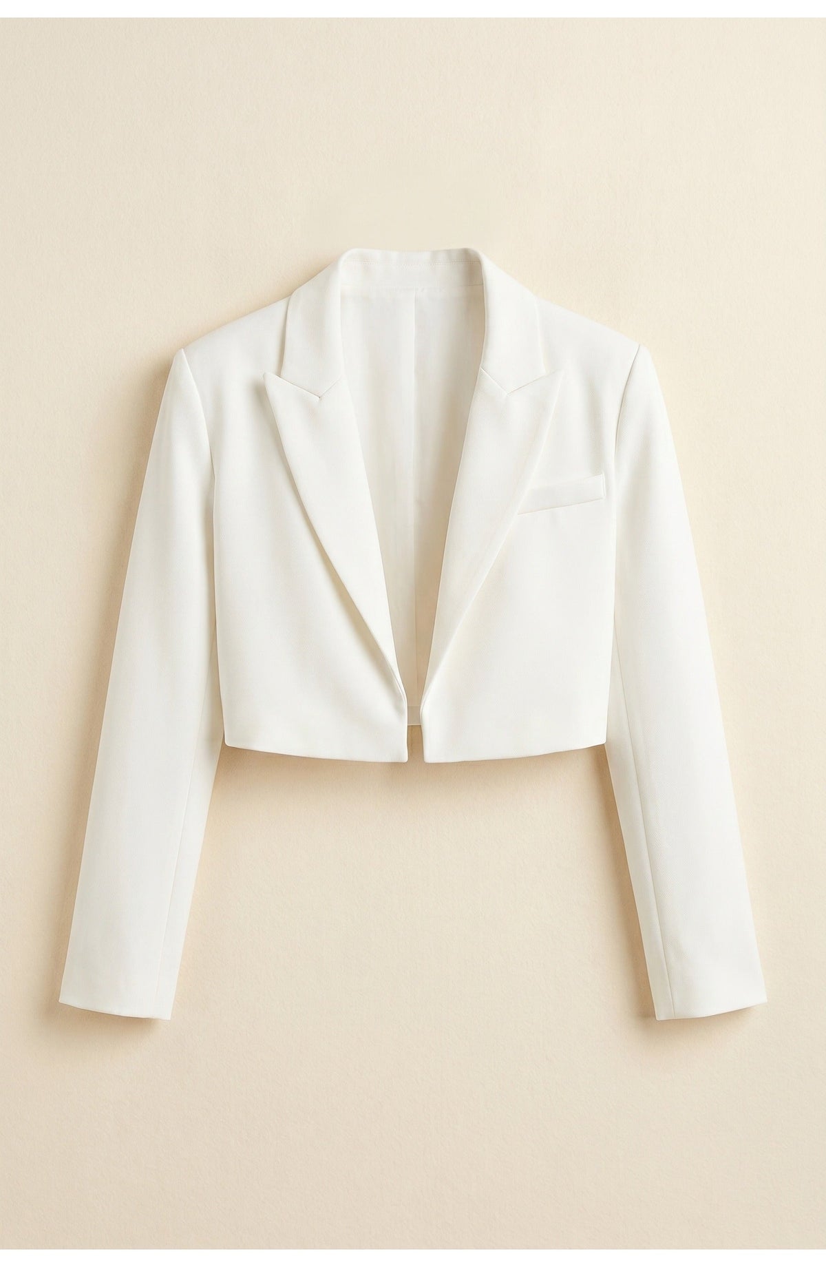 Women's cropped blazer with notched lapels and long sleeves