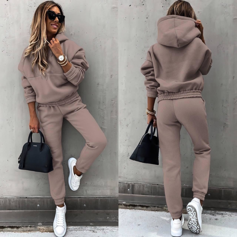 Women's hooded tracksuit set with jogger trousers and elasticated cuffs