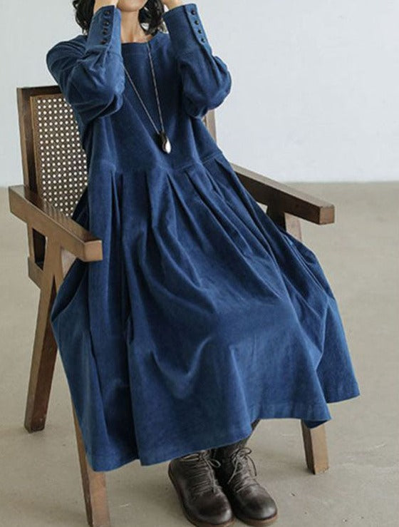 Women's long-sleeved velvet maxi dress with round neckline and full pleated skirt