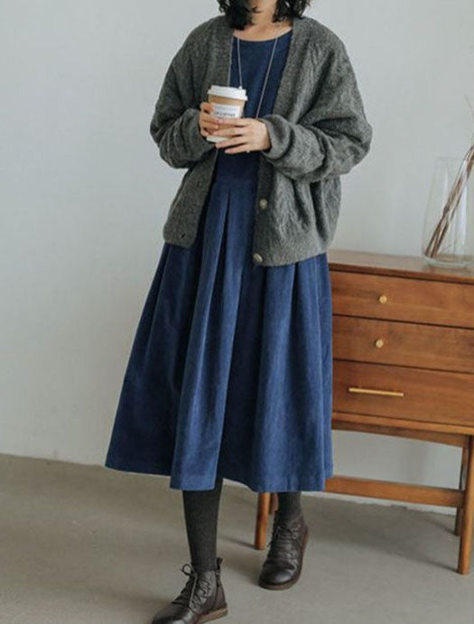 Women's long-sleeved velvet maxi dress with round neckline and full pleated skirt