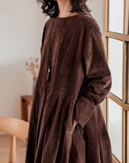 Women's long-sleeved velvet maxi dress with round neckline and full pleated skirt