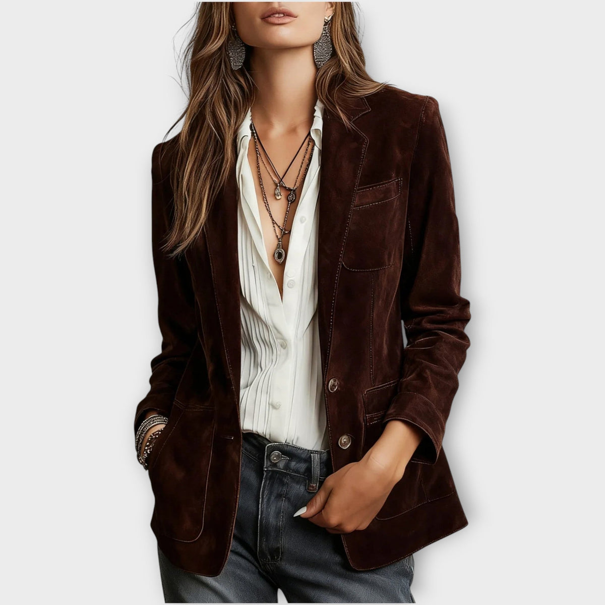 Women's vintage blazer with notched lapels, long sleeves and patch pockets