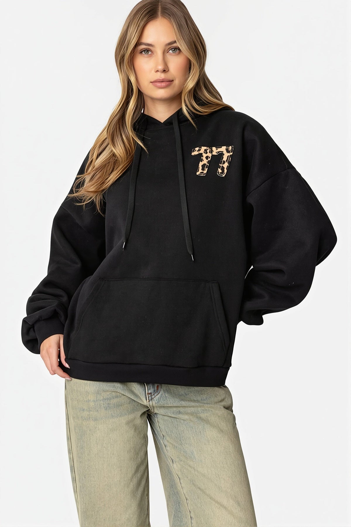 Women's oversized hooded pullover with long sleeves, pouch pocket and number graphic