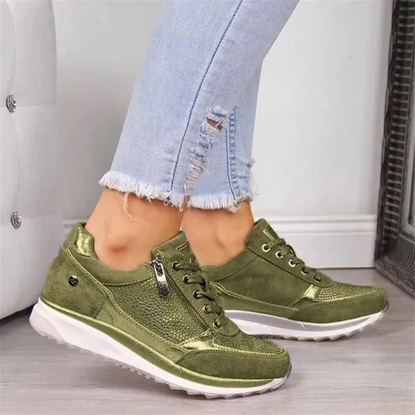 Women's low-top zip-up trainers with laces, perforated panels and textured white soles