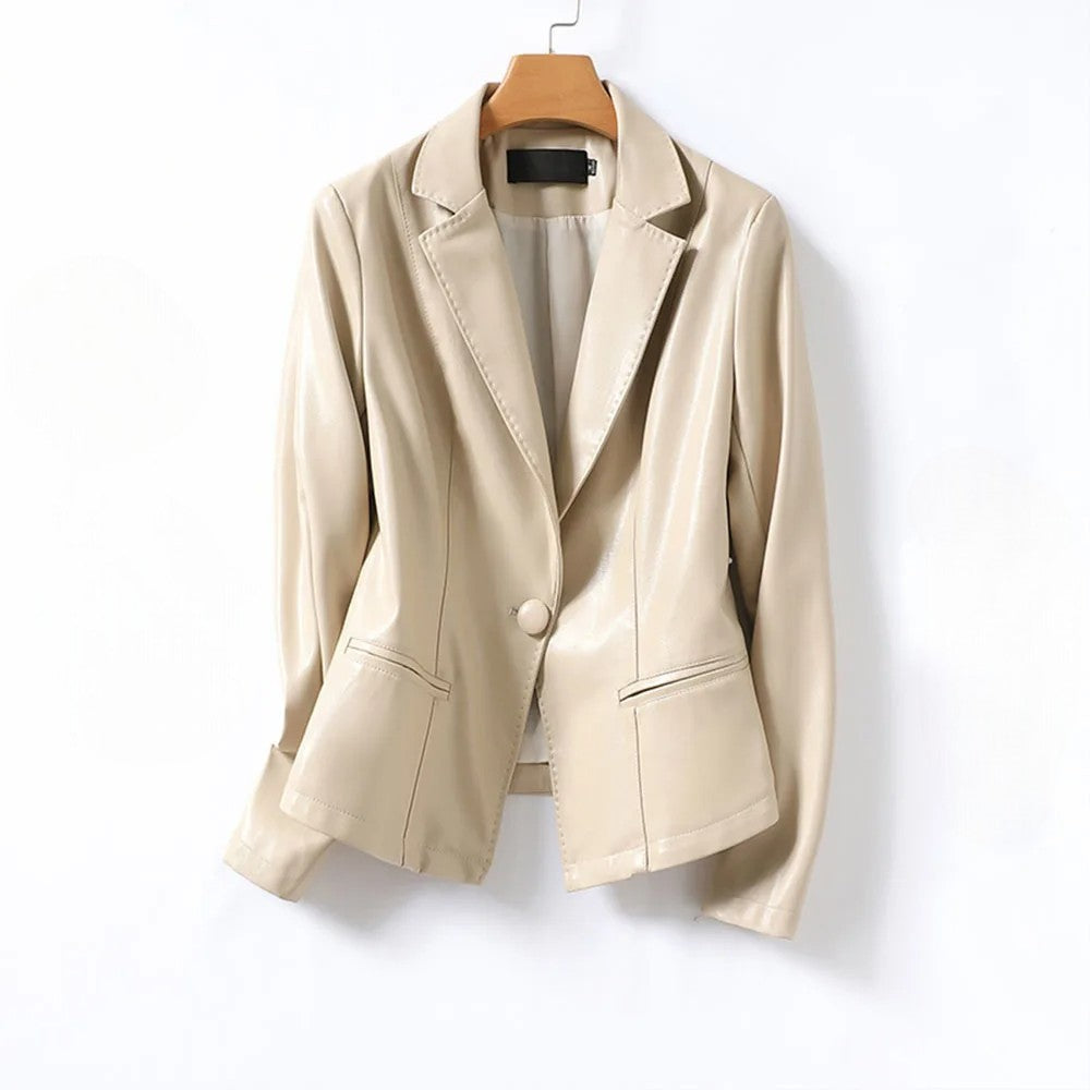 Women's tailored blazer with notched lapels, long sleeves and welt pockets