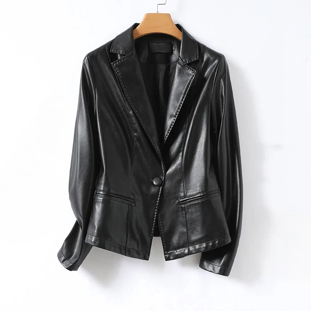 Women's tailored blazer with notched lapels, long sleeves and welt pockets