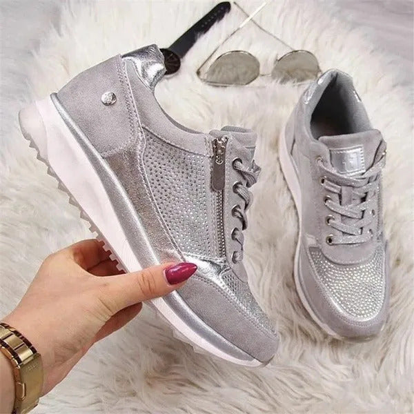 Women's low-top zip-up trainers with laces, perforated panels and textured white soles